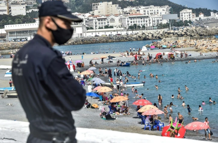 Un policier masqué surveille la plage El Kettani à Bab El Oued près d'Alger, le 15 août 2020