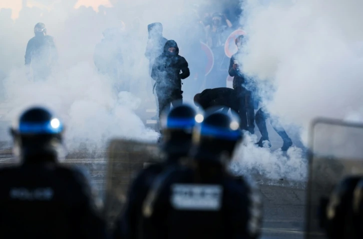 Des policiers se tiennent face à des manifestants au milieu des gaz lacrymogènes, alors que des élèves bloquent les abords du lycée Kerichen à Brest, dans le Finistère, le 2 octobre 2026