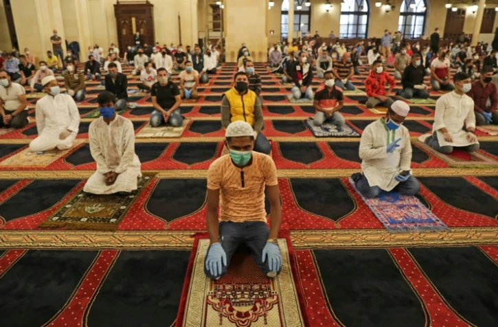 Des musulmans rassemblés pour prier lors de l'Aïd el-Fitr, à Beyrouth au Liban, le 24 mai 2020
