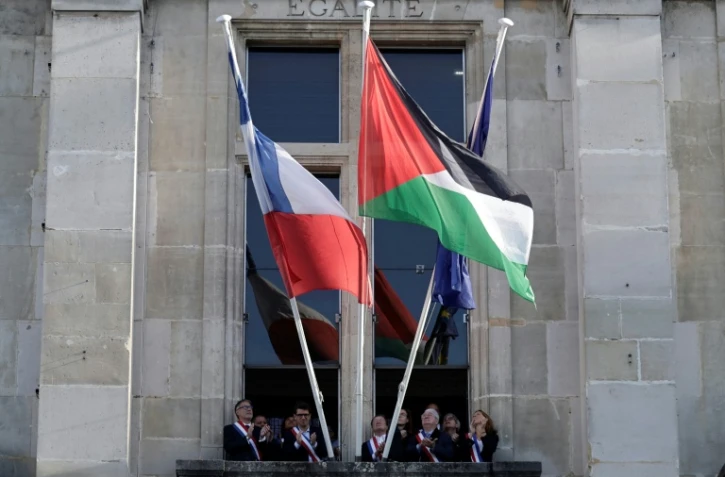 Le Premier secrétaire du Parti socialiste français Olivier Faure (G) à la mairie de Saint-Denis, près de Paris, où a été hissé le drapeau palestinien, le 22 septembre 2025
