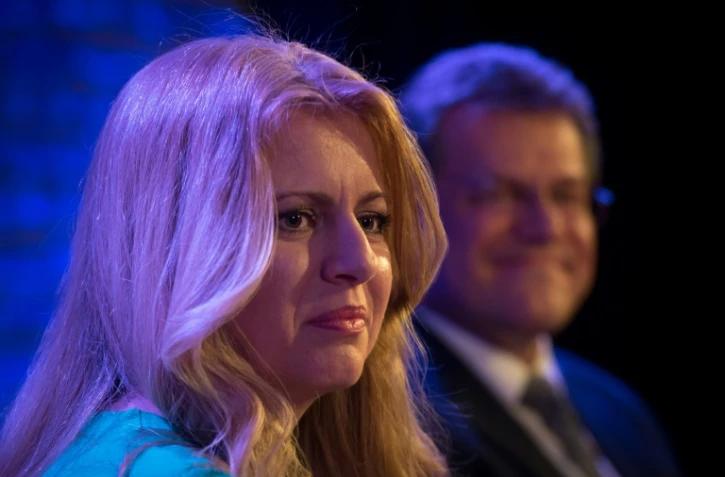 Zuzana Caputova (g) et Maros Sefcovic, candidats à la présidentielle, lors d'un débat, le 11 mars 2019 à Brastislava, en Slovaquie