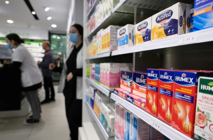 Les autorités sanitaires françaises rendent obligatoires à partir de mercredi la présentation d'une ordonnance en pharmacie pour se voir délivrer huit célèbres traitements anti-rhume largement considérés comme dangereux