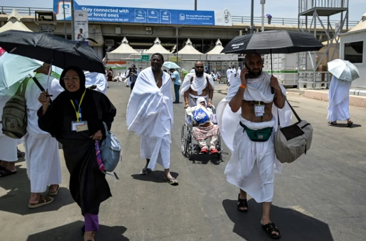 Des pèlerins musulmans arrivent à Mina, près de la Grande Mosquée de La Mecque, au deuxième jour du hajj, le 26 juin 2023 en Arabie saoudite