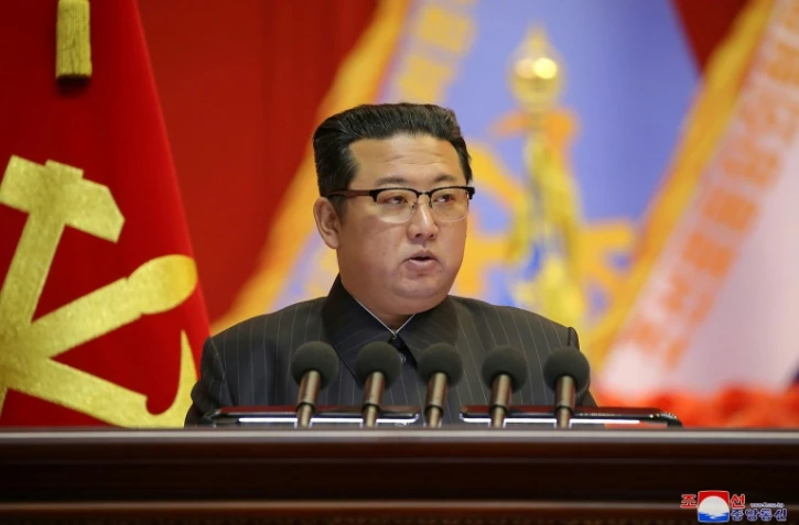 Le dirigeant nord-coréen Kim Jong Un prononce un discours le 7 décembre 2021 à Pyongyang