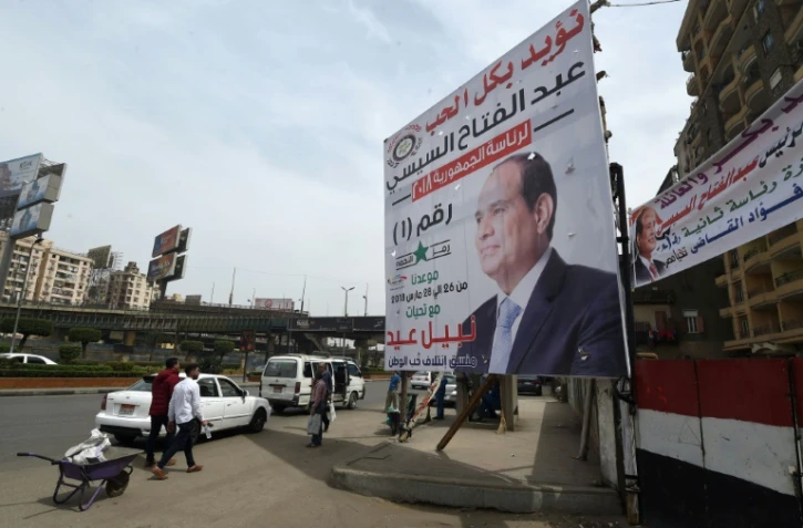 Les villes égyptiennes sont couvertes de portraits du président sortant Abdel Fattah al-Sissi, comme ici dans une rue du Caire le 23 mars 2018. M. Sissi est quasi assuré d'une réelection à l'issue du scrutin qui s'ouvre lundi