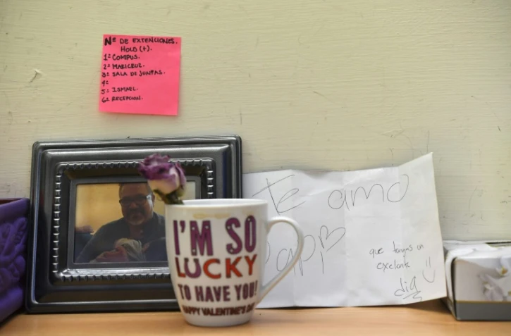 Des affaires personnelles du journaliste assassiné Javier Valdez sur son bureau au siège de l'hebdomadaire Riodoce à Culiacan, au Mexique, le 17 mai 2017