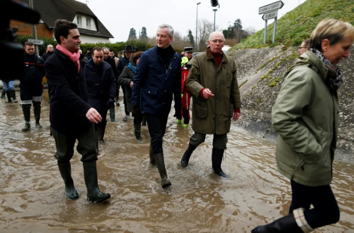 Le ministre de l'Economie Bruno Le Maire (centre) en visite à Saint-Aubin-les-Elbeuf (Seine-Maritime), commune victime des inondations de la Seine, le 5 février 2018