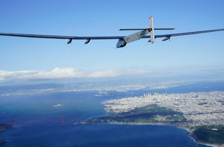 L'avion Solar Impulse 2 vole au-dessus de San Francisco le 23 avril 2016