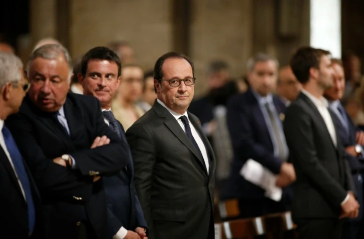 Le président François Hollande (C), le Premier ministre Manuel Valls (3eG), le président du Sénat Gérard Larcher (2eG) à Notre-Dame, le 27 juillet à Paris