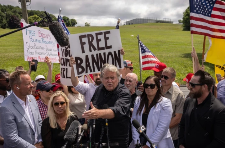 L'ancien conseiller de Donald Trump, Steve Bannon (c), lors d'une conférence de presse aux abords de la prison fédérale de Danbury, le 1er juillet 2024 dans le Connecticut