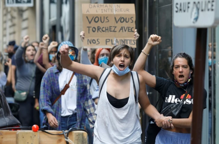 Des féministes manifestent le 7 juillet 2020 près du ministère de l'Intérieur à Paris contre la nomination de Gérald Darmanin 