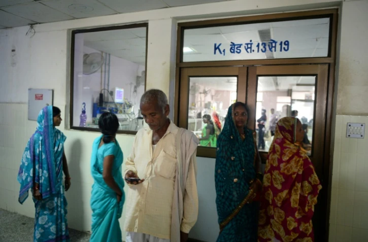 Des familles de patients attendent dans l'hôpital public de Gorakhpur dans le nord de l'Inde, le 14 août 2017
