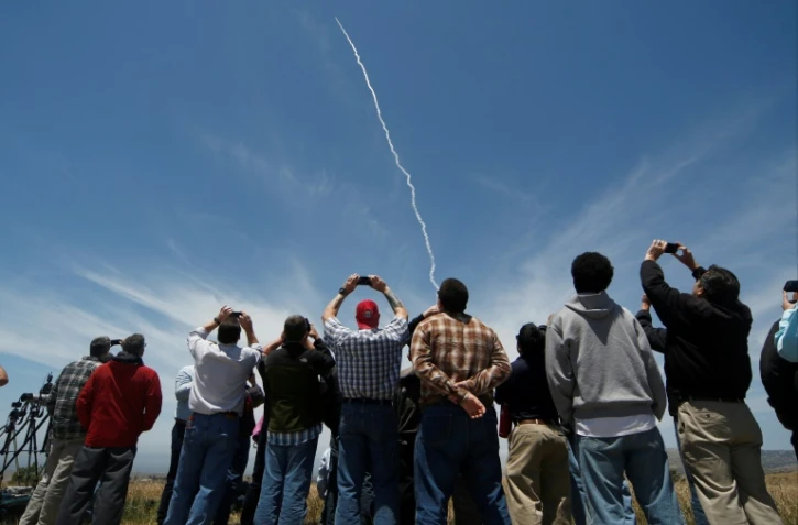 Un groupe de personnes regarde voler un missile intercepteur américain, décollant de la base aérienne de Vandenberg, en Californie, le 30 mai 2017
