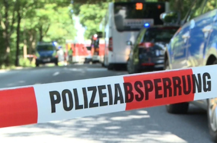 Un cordon de police bloquant la rue où une agression au couteau a blessé plusieurs personnes dans un bus à Lübeck, dans le nord de l'Allemagne, le 20 juillet 2018