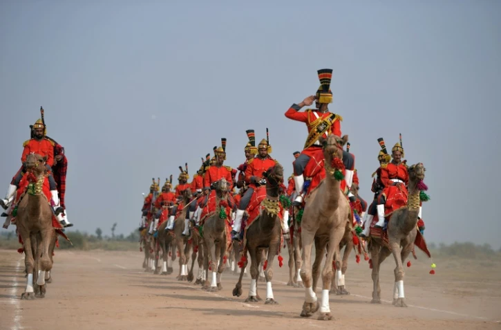 Les musiciens de l'armée pakistanaise jouent de la cornemuse à dos de dromadaires, le 13 novembre 2015 à Moj Garh, à 100 km à l'est de la ville de Bahawalpur, dans la province du Pendjab