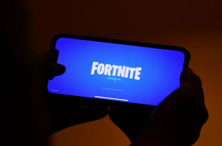 Ecran de chargement du jeu Fortnite sur smartphone, le 14 août 2020 à Los Angeles