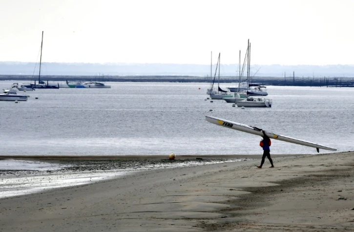 Un baigneur avec son kayak sur la plage à Arcachon, le 2 juin 2020
