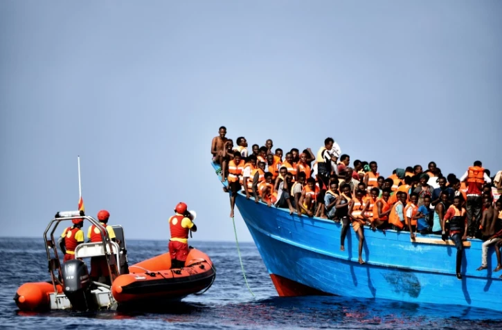 Des migrants secourus par une ONG espagnole Proactiva Open Arms, au large des côtes de la Libye, le 4 octobre 2016