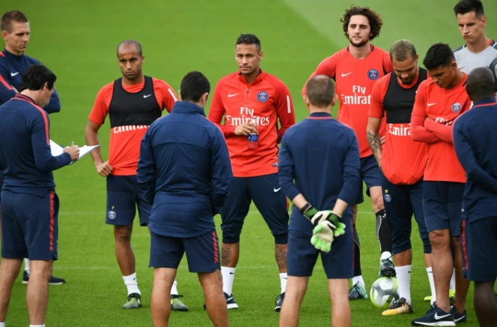 Le technicien du PSG Unai Emerey (g) prend des notes lors de la séance d'entraînement du PSG au Camp des Loges, le 6 septembre 2017