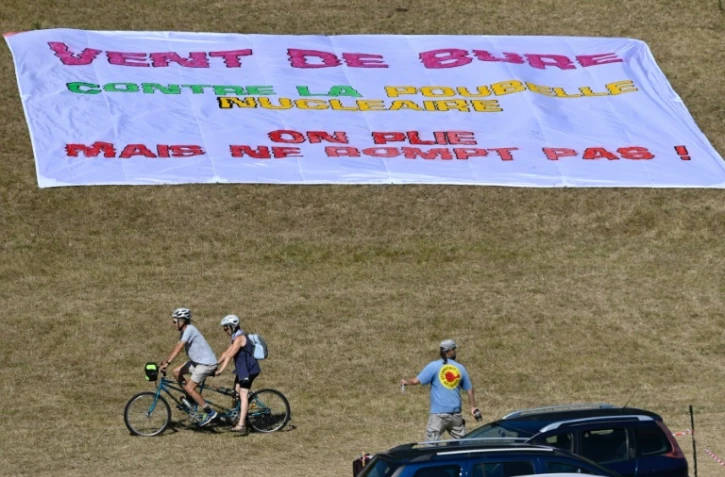Une banderole contre le projet de site d'enfouissement de déchets nucléaires à Bure (Meuse), le 6 août 2022