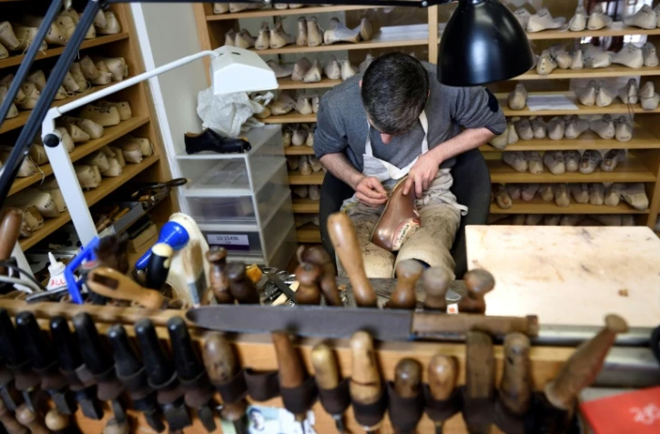 Un employé travaille une semelle dans l'atelier Berluti le 3 mai 2016
