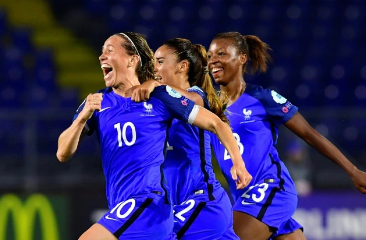 Camille Abily (N.10) exulte avec ses coéquipières après avoir égalisé pour les Bleues face à la Suisse à l'Euro, le 26 juillet 2017 à Breda
