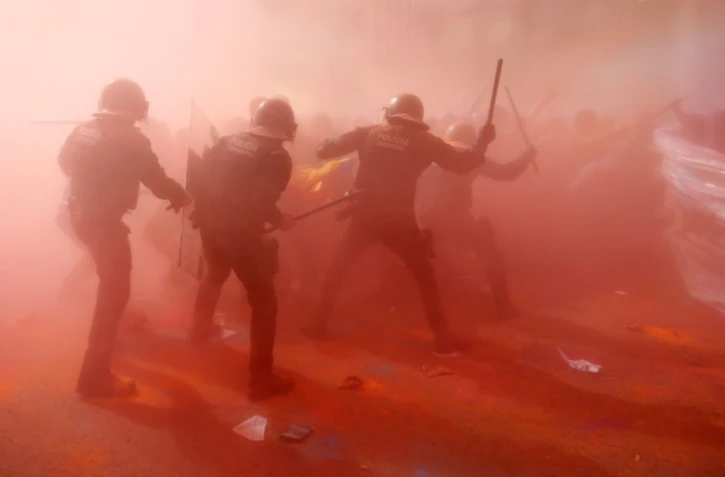 Heurts entre la police catalane et des manifestants séparatistes à Barcelone, le 29 septembre 2018