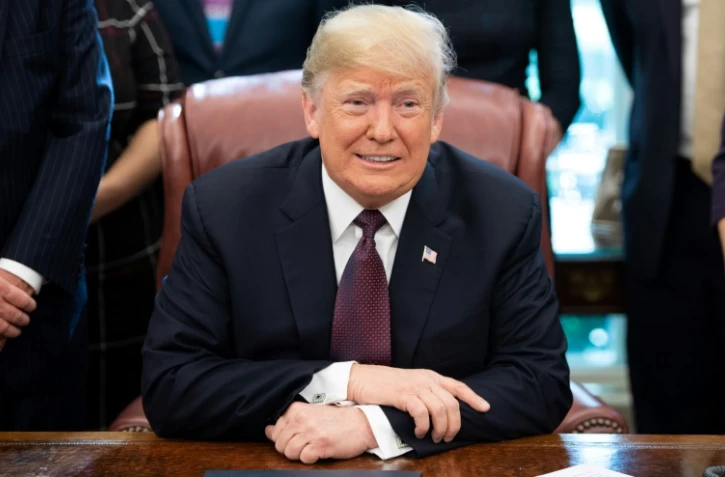 Le président des Etats-Unis Donald Trump a envisagé pour la première fois de ne pas infliger de taxes douanières supplémentaires sur les importations chinoises, dans le bureau oval à la Maison Blanche, le 16 novembre 2018. 