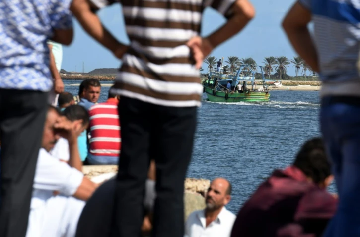 Un bateau quitte le port de Rosette, en Egypte, le 22 septembre 2016, à la recherche des migrants disparus dans le naufrage la veille de de leur bateau