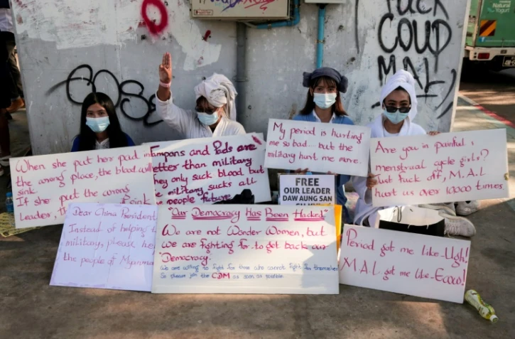 Des Birmanes manifestent contre le coup d'Etat militaire à Rangoun, le 11 février 2021