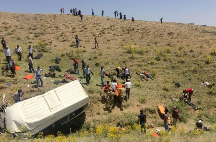 Des secouristes et militaires sur le site de l'accident d'un minibus transportant des migrants Ă Van le 18 juillet 2019