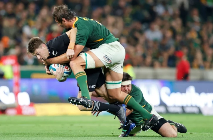 Le demi d'ouverture néo-zélandais Beauden Barrett est plaqué par le 2e ligne sud-africain Eben Etzebeth et le pilier  Frans Malherbe, en ouverture du Rugby Championship, le 6 août 2022 au Stade Mbombela à Nelspruit