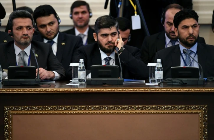Le négociateur en chef de la délégation des rebelles syriens, Mohammad Allouche (c), le 23 janviçer 2017 lors des pourparlers avec le régime à Astana, au Kazakhstan