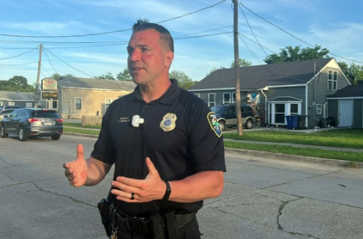Le caporal Chris Bordelon de la police de Shreveport, s'adresse à la presse devant l'une des maisons où ont été tués des enfants à Shreveport, en Louisiane, le 19 avril 2026