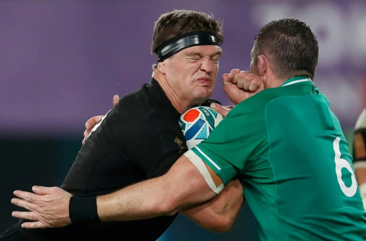 le 2e ligne des All Blacks Scott Barrett face au 3e ligne irlandais Peter O'Mahony en quart de finale du Mondial, le 19 octobre 2019 Ă Tokyo