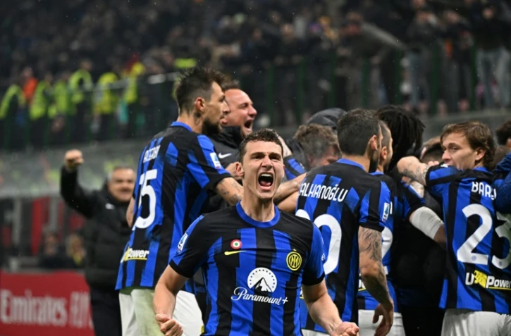 le défenseur français de l'Inter Milan Benjamin Pavard et ses coéquipiers après le deuxième but marqué contre l'AC Milan le 22 avril 2024 à San Siro