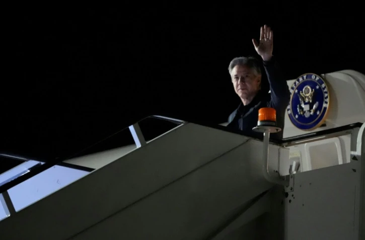 Le secrétaire d'Etat américain Antony Blinken salue de la main à son arrivée à Londres, le 9 septembre 2024