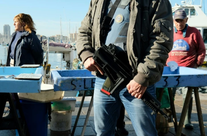 Un policier armé le 22 décembre 2016 sur le Vieux Port à Marseille