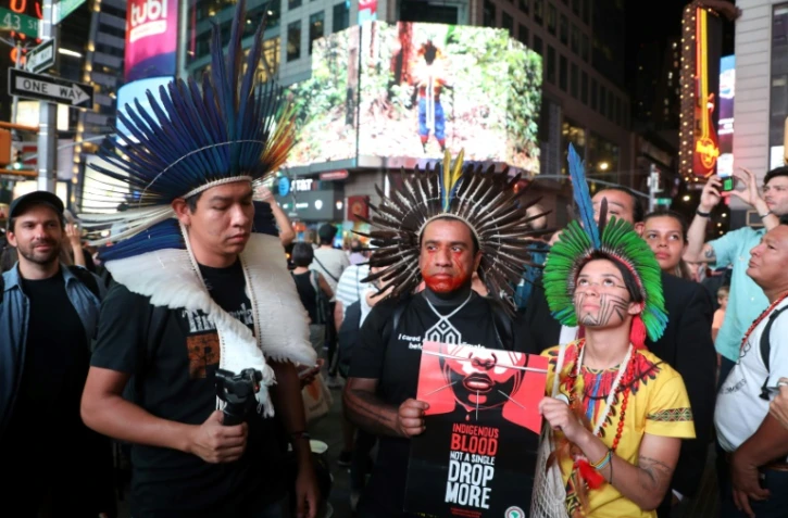 Des dirigeants indigènes du Brésil manifestent à New York avant l'ouverture du sommet sur "l'urgence climatique" à l'ONU le 22 septembre 2019
