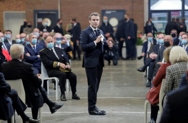 Emmanuel Macron lors d'une réunion avec des responsables locaux dans la ville de Liévin  dans le Nord, le 2 février 2022