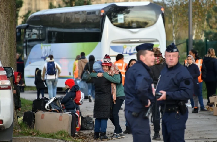 Départ du premier car du camp Jules Ferry jouxtant l'ex-"Jungle" de Calais, avec à bord une trentaine de femmes et enfants, le 3 novembre 2016