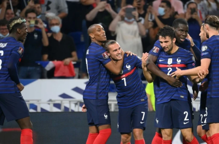 La joie de l'attaquant français Antoine Griezmann, félicité par ses coéquipiers, après son 2e but marqué contre la Finlande, lors des qualifications pour le Mondial-2022 au Qatar, le 7 septembre 2021 au Groupama Stadium à Décines-Charpieu, près de Lyon