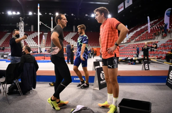 Renaud Lavillenie et Armand Duplantis avant le concours de perche à Rouen le 6 février 2021