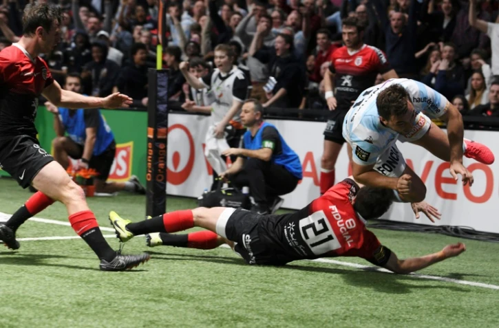 Le centre du Racing 92 Olivier Klemenczak (d) marque un essai contre Toulouse, le 16 février 2020 à Nanterre 