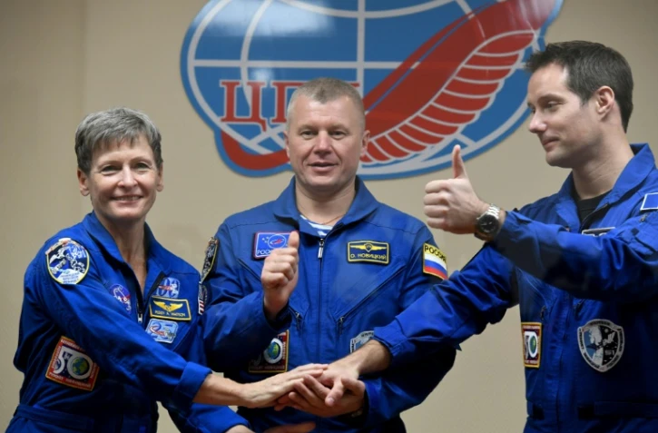L'Américaine Peggy Whitson (g), le commandant de bord russe Oleg Novitsky et le spationaute français Thomas Pesquet à Baïkonour, le 16 novembre 2016
