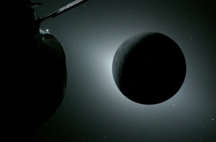 Photo diffusée par la Nasa le 7 avril 2026 montrant le vaisseau spatial Orion (g) et la Lune rétroéclairée par le Soleil lors d'une éclipse solaire, le 6 avril 2026