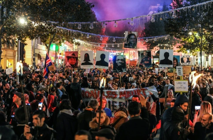 Des centaines de personnes défilent à Marseille pour protester contre l'insalubrité de certains immeubles, le 14 novembre 2018