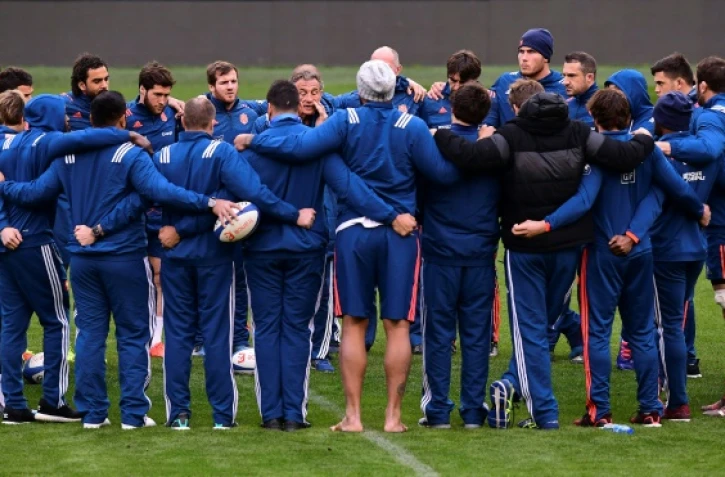 Guy Novès s'adresse aux joueurs du XV de France le 24 février au stade Aviva à Dublin, à la veille du match Irlande-France