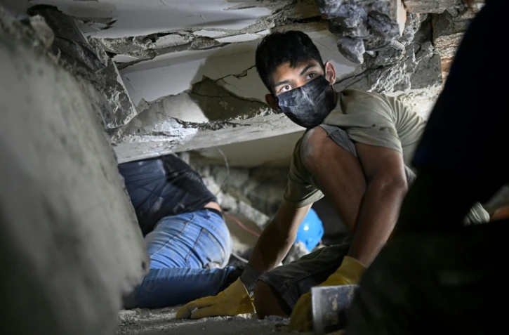 Les secouristes recherchent d'éventuelles victimes dans un bâtiment effondré à la suite des deux séismes, à Caraballeda, dans l'Etat de La Guaira, le 27 juin 2026
