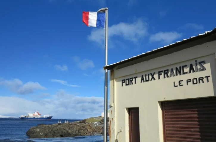 Photo prise le 7 septembre 2012 montrant une partie de la station technique et scientifique Port aux Francais sur les îles Kerguelen